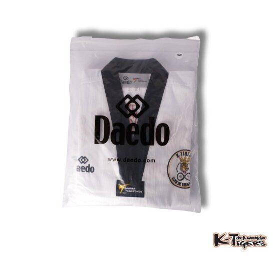 Dobok de Taekwondo Daedo, diseñado con Dobok de Taekwondo Daedo cuello negro